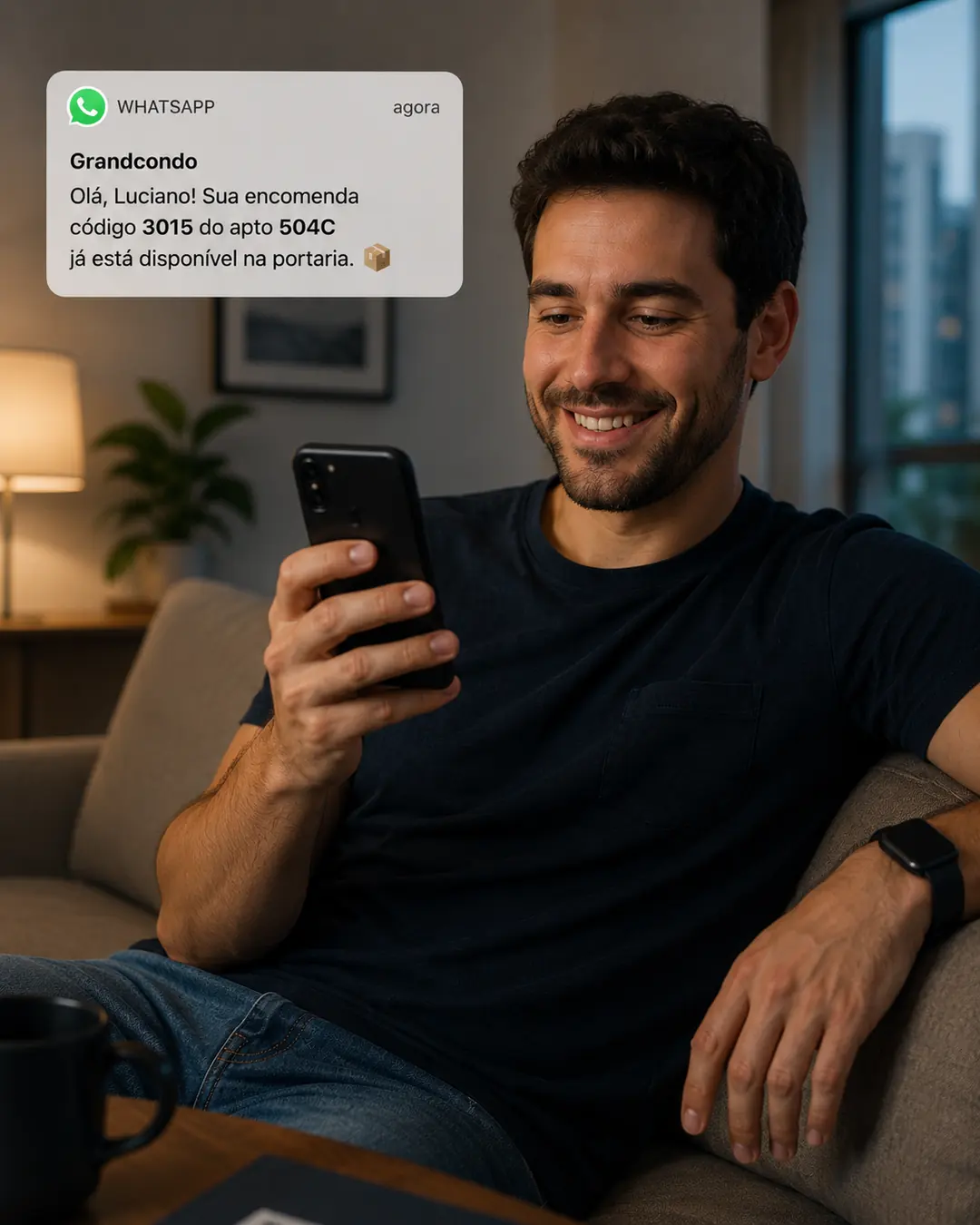 Morador recebendo notificação do GrandCondo no WhatsApp sobre encomenda disponível